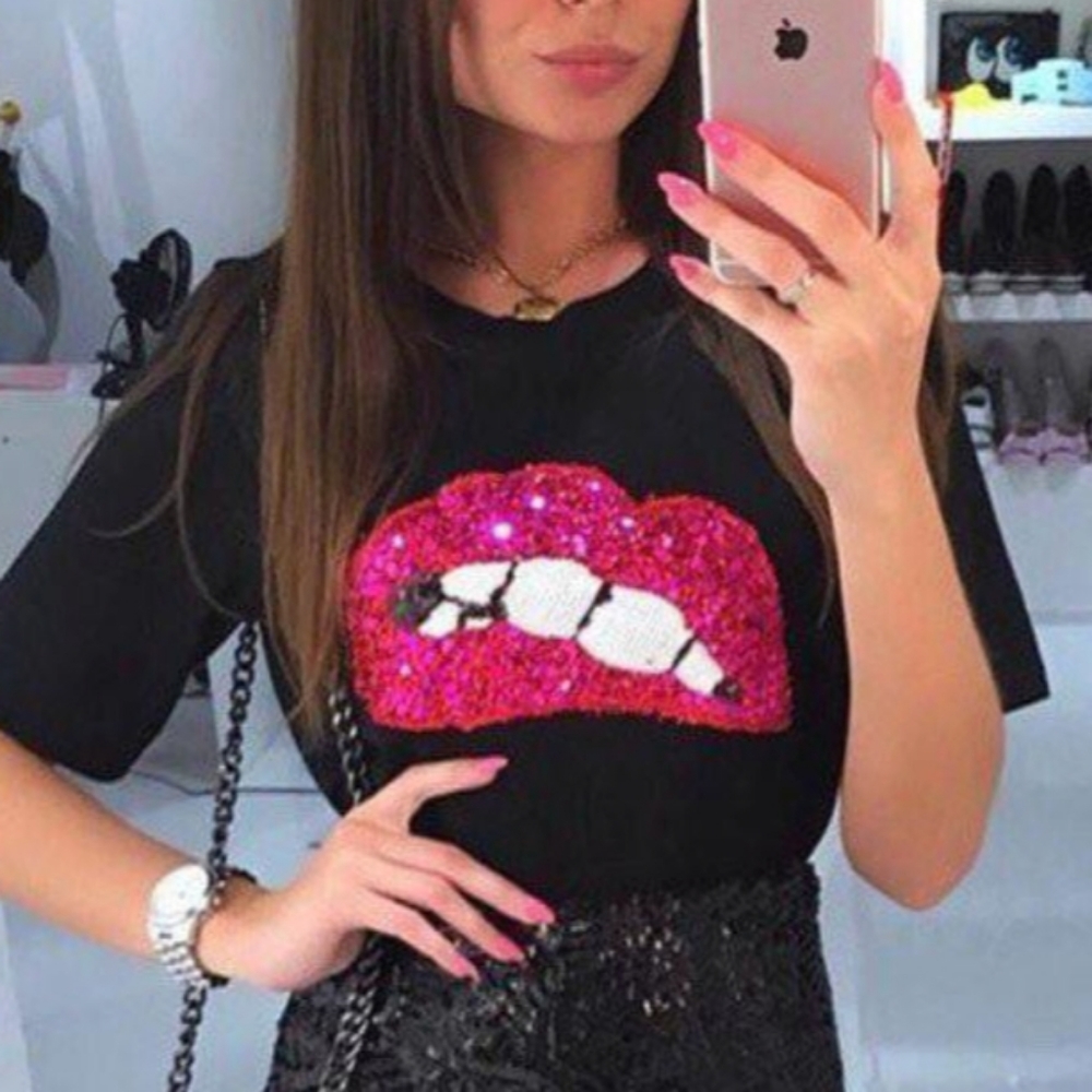 😭 KISS ME Black Sequin Lips Tee Shirt Valentines day - Picture 1 of 6